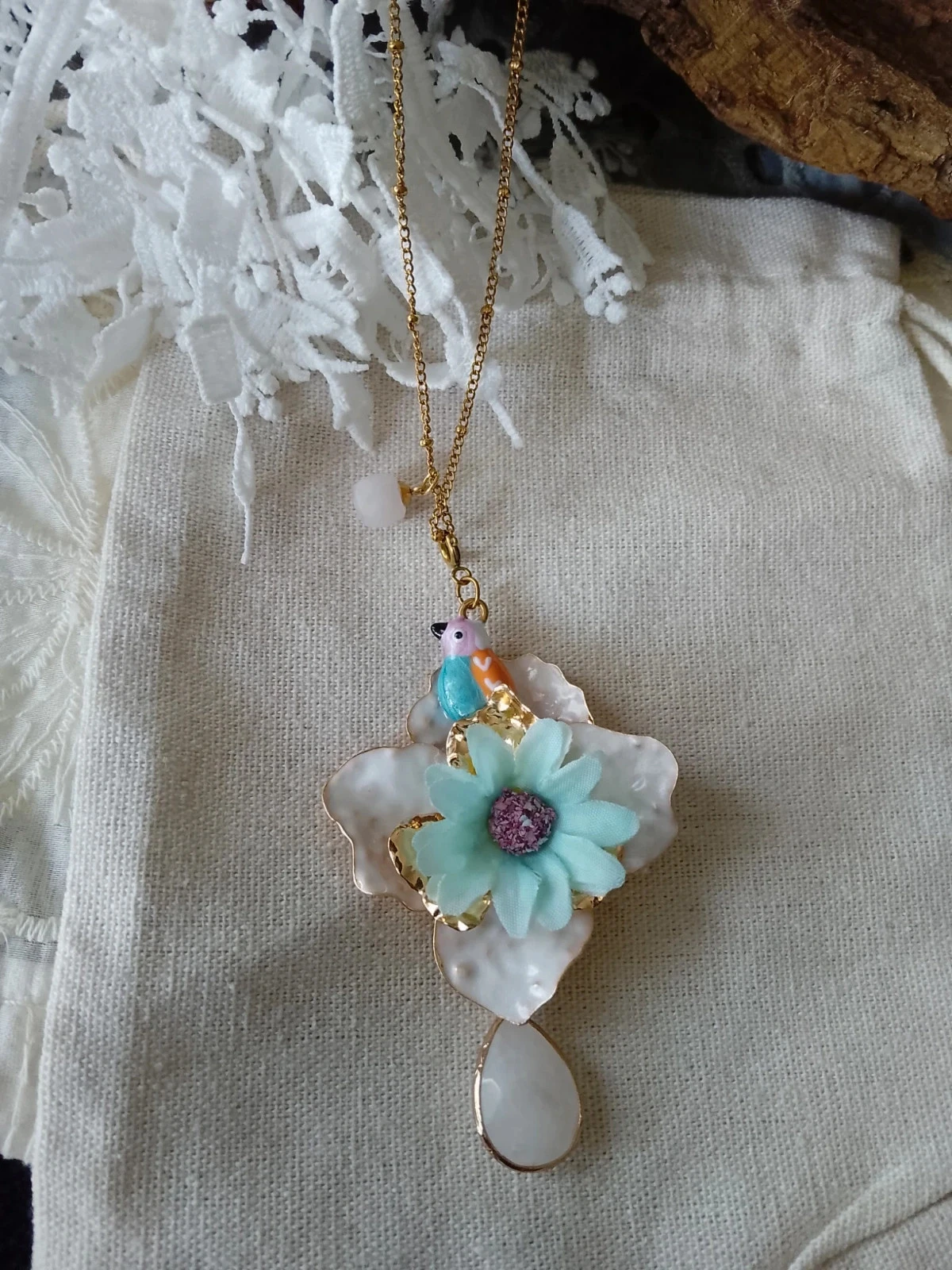 Collier bohème fleur, oiseau et pierres naturelles